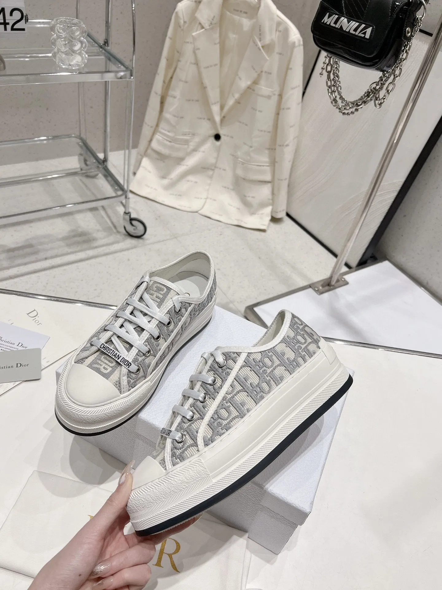 👟👟Ex-factory price 520👟👟 Women's shoes Women's clothing Women's shoes Women's shoes Women's clothing Dior series, Dior Dior Walk'n series Presbyopia Embroidery Thick-soled canvas shoes Casual sneakers Original purchase development Production This Walk'n'Dior thick-soled sneaker is a fashionable item that enhances the style of the series. Oblique printed cotton embroidered upper with comfortable platform sole, tongue and Christian Dior 👟👟 ex-factory aris signature laces. Can add fashionable temperament to all kinds of casual looks ▪️Fabric: Original customized imported Oblique printed embroidery ▪️Inner lining: Imported soft sheepskin lining ▪️Outsole: Original exclusive molded T👟👟Factory price U material ▪️Sole thickness: 4.5CM ▪️Size: Women's 35-40
